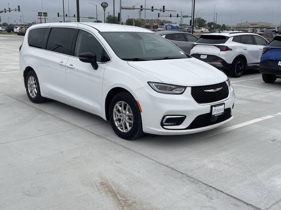 Pre-Owned 2024 Chrysler Pacifica for sale in Grand Island NE
